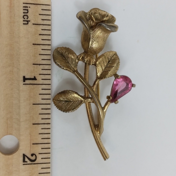 Vintage AVON gold tone rose flower Pink rhinestone brooch Mom gift rosebud pin - Picture 2 of 6
